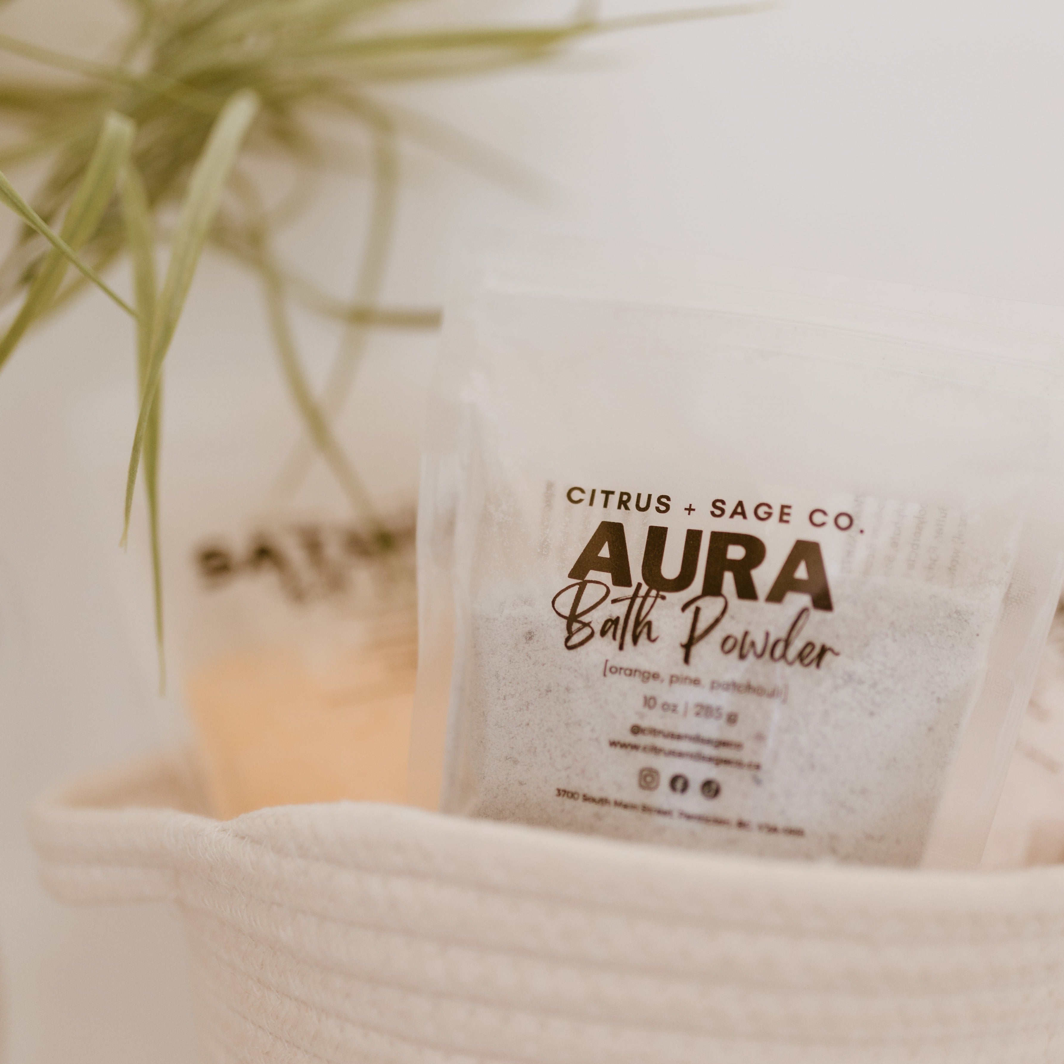 Aura Bath Powder.